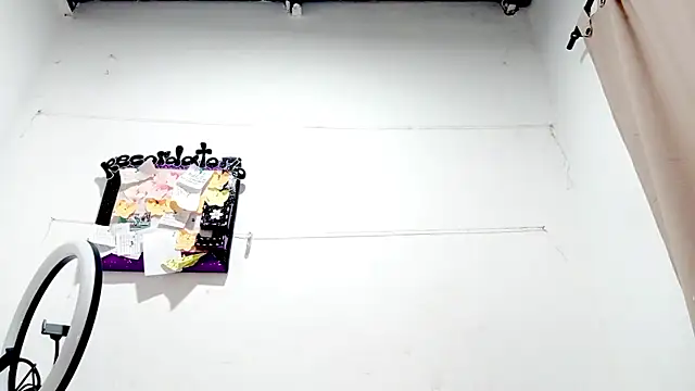 PetiteIvoryQueen19 online show from September 19, 2025, 8:38 am