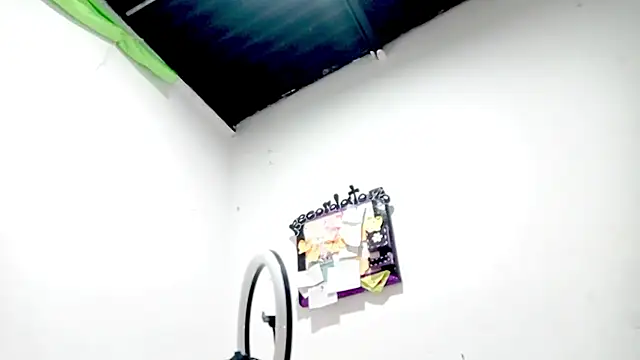 PetiteIvoryQueen19 online show from October 21, 2025, 5:30 am