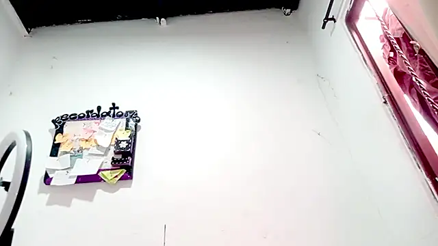 PetiteIvoryQueen19 online show from October 23, 2025, 9:46 pm