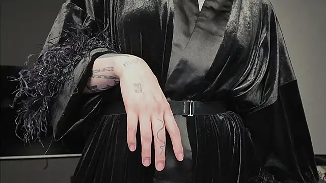 vinylstore online show from March 7, 2025, 6:22 pm