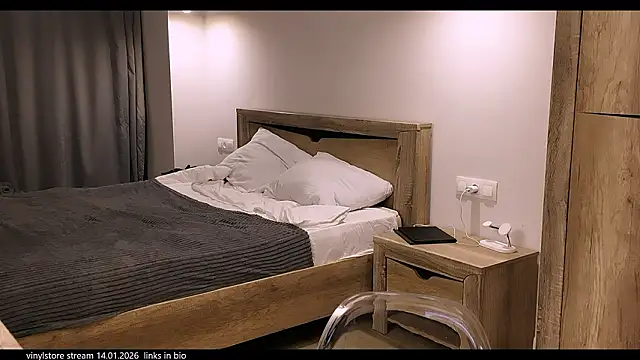 vinylstore online show from January 14, 2026, 3:50 pm