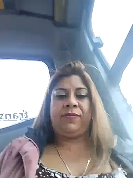 Laura-Hernandez online show from March 11, 2025, 3:02 pm