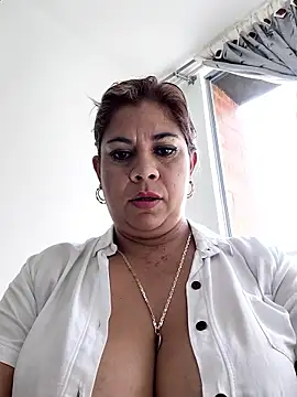 Snapshot of Laura-Hernandez chatting on May 30, 2026, 7:55 pm Laura-Hernandez online show from May 30, 2026, 7:55 pm