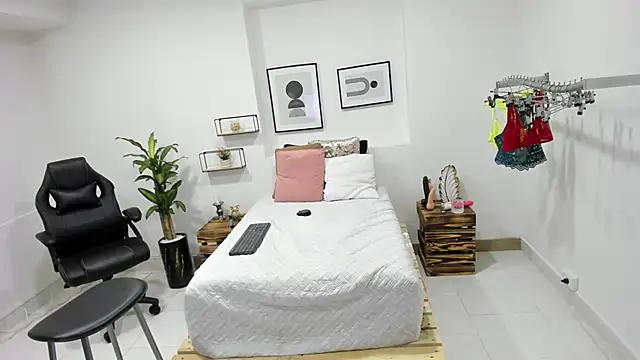 afrodita martinez online show from January 15, 2025, 10:24 pm