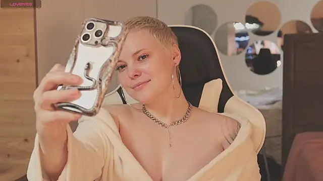 LikaBerry1 online show from December 21, 2025, 12:01 pm