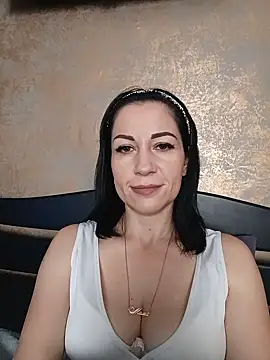 Snapshot of FireLily332 chatting on February 6, 2025, 9:32 am FireLily332 online show from February 6, 2025, 9:32 am