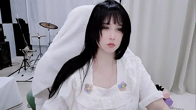 Snapshot of Vaness-a chatting on May 19, 2026, 2:51 am Vaness-a online show from May 19, 2026, 2:51 am