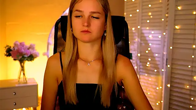 Snapshot of DeboraLarson chatting on November 16, 2025, 3:23 am DeboraLarson online show from November 16, 2025, 3:23 am