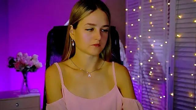 Snapshot of DeboraLarson chatting on November 18, 2025, 3:34 am DeboraLarson online show from November 18, 2025, 3:34 am