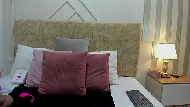 ashley  foxx  online show from October 18, 2025, 2:18 pm