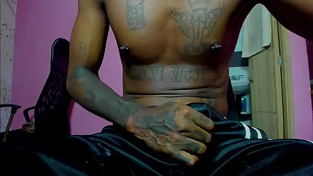 bigblackhotx1 online show from March 18, 2026, 10:18 am