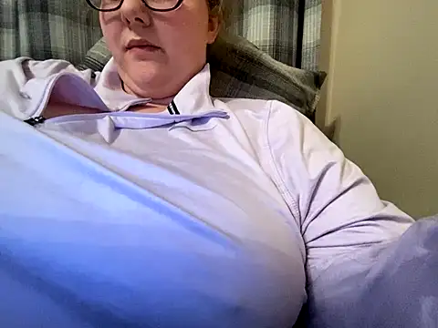 Snapshot of BHB97 chatting on December 3, 2024, 8:17 pm BHB97 online show from December 3, 2024, 8:17 pm