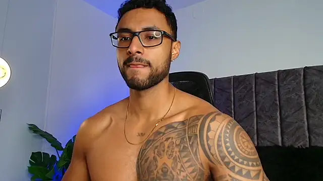 LiamGarcia1 online show from October 20, 2025, 1:11 pm