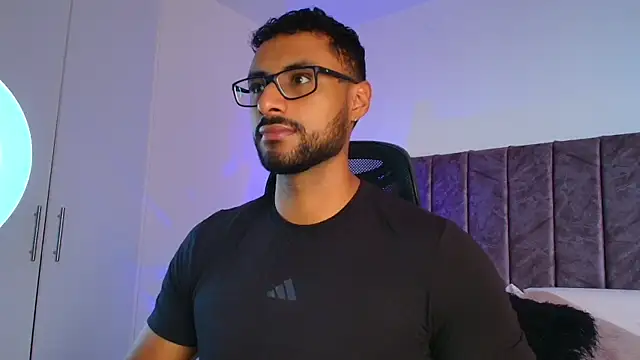 LiamGarcia1 online show from November 28, 2025, 2:53 pm