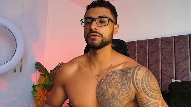 LiamGarcia1 online show from December 3, 2025, 3:21 pm