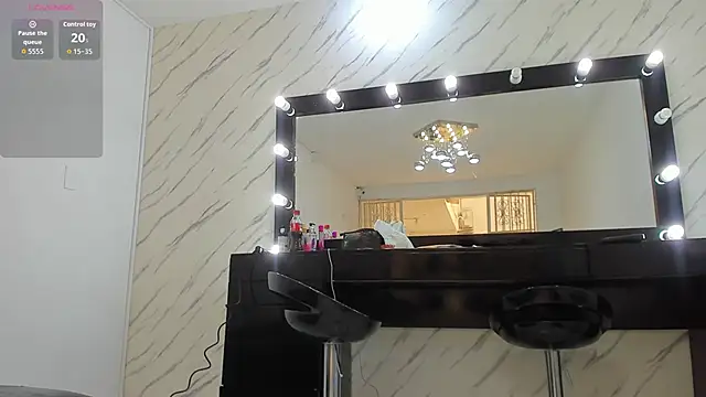 ElisabethMassey online show from December 17, 2025, 3:29 pm