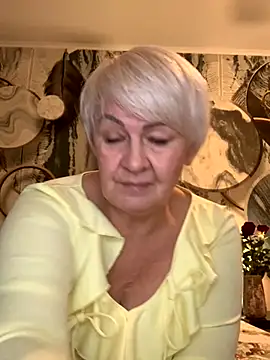 Laura Millf online show from November 8, 2025, 3:23 pm