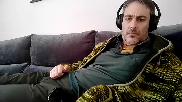 Snapshot of basquehotboy chatting on January 31, 2025, 2:49 pm basquehotboy online show from January 31, 2025, 2:49 pm