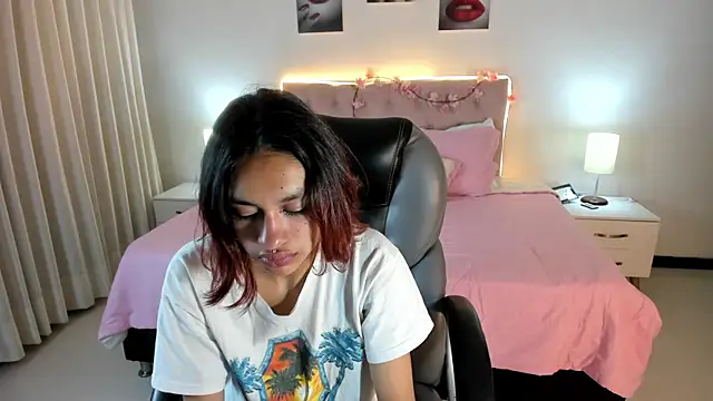 Snapshot of Kat_cute_ chatting on September 24, 2025, 1:53 am Kat cute  online show from September 24, 2025, 1:53 am