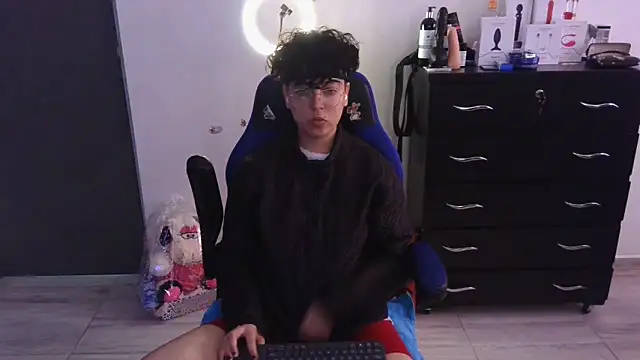 thomascooper7 online show from February 26, 2025, 9:16 pm