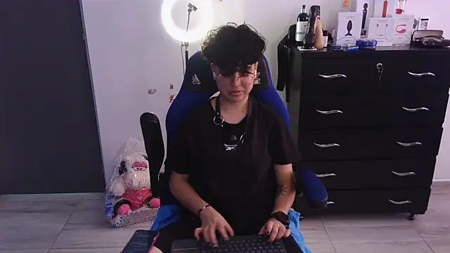 thomascooper7 online show from February 27, 2025, 8:42 pm