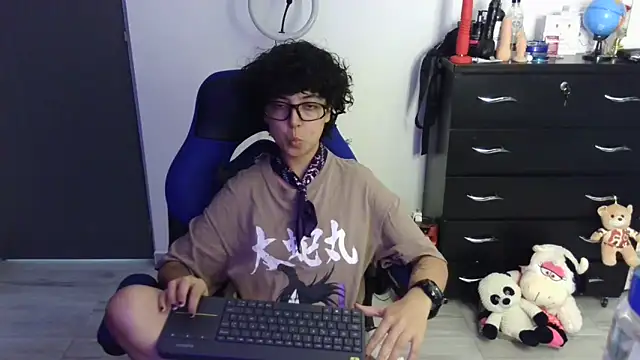 thomascooper7 online show from April 16, 2026, 7:36 pm