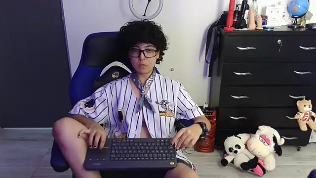 thomascooper7 online show from April 18, 2026, 7:07 pm