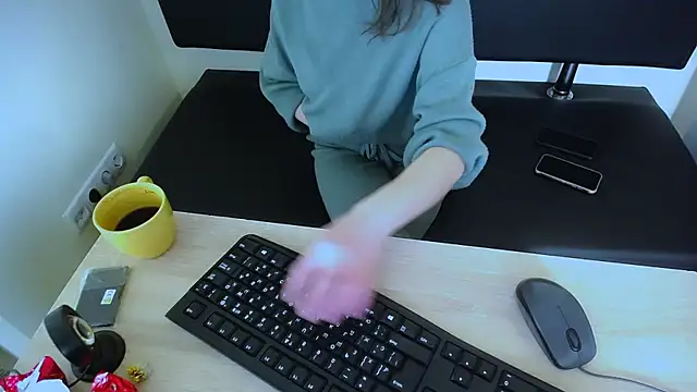 LaimaV  online show from November 7, 2025, 9:42 am