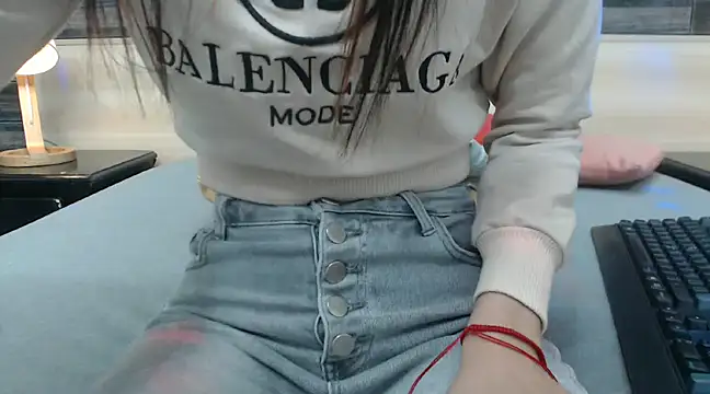 nahomibecker online show from February 1, 2025, 12:05 pm