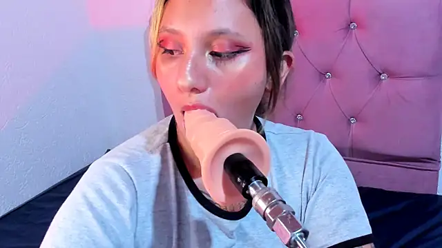 Mila nixon02 online show from March 4, 2025, 3:44 am