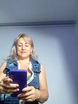 Snapshot of almaluna7 chatting on October 19, 2025, 12:11 am almaluna7 online show from October 19, 2025, 12:11 am