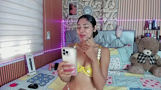 Snapshot of charlotteone chatting on May 22, 2026, 1:06 pm charlotteone online show from May 22, 2026, 1:06 pm