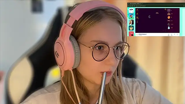 JacyWinslat online show from September 25, 2025, 9:46 am