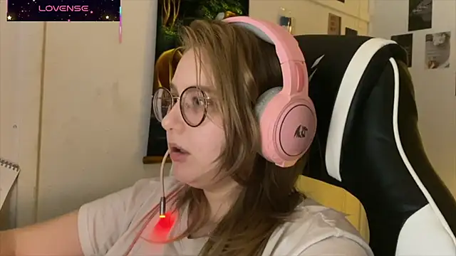 JacyWinslat online show from October 9, 2025, 3:54 pm