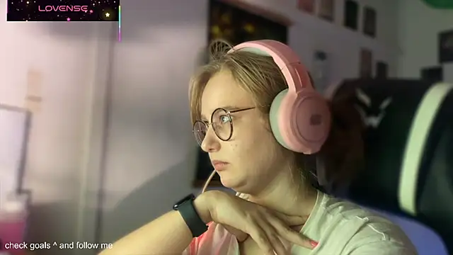 JacyWinslat online show from October 22, 2025, 6:07 pm