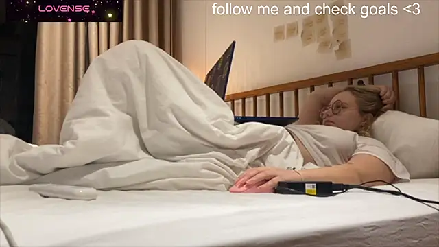 JacyWinslat online show from December 22, 2025, 12:57 pm