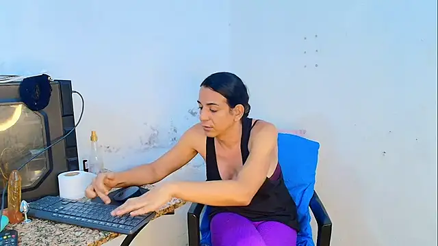 Oh Tique online show from April 18, 2026, 9:04 pm