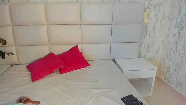 MIA  SAENZ online show from January 16, 2025, 12:20 pm