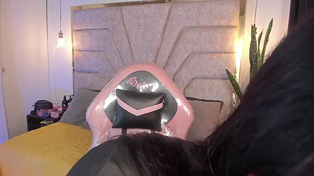 Snapshot of EmaJames25 chatting on February 18, 2025, 7:19 pm EmaJames25 online show from February 18, 2025, 7:19 pm