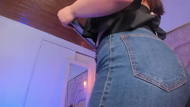 EmaJames25 online show from April 18, 2026, 7:07 pm