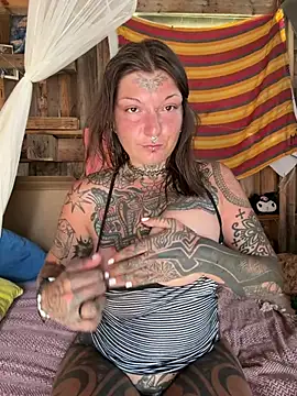 lizzardqueeen online show from August 2, 2026, 4:05 pm