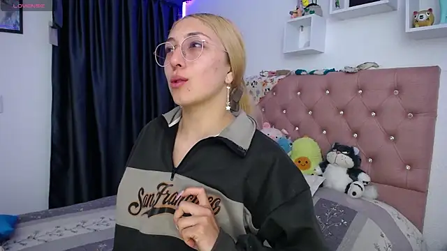 Snapshot of Soffy-brooks chatting on December 16, 2025, 10:04 pm Soffy-brooks online show from December 16, 2025, 10:04 pm