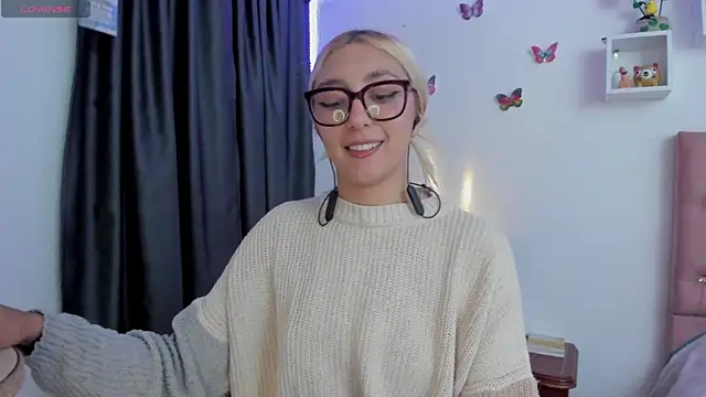 Snapshot of Soffy-brooks chatting on May 16, 2026, 10:36 am Soffy-brooks online show from May 16, 2026, 10:36 am