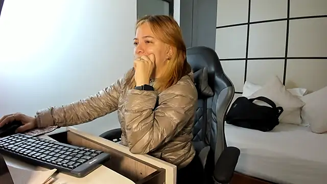 alma fenix online show from February 3, 2026, 12:21 pm