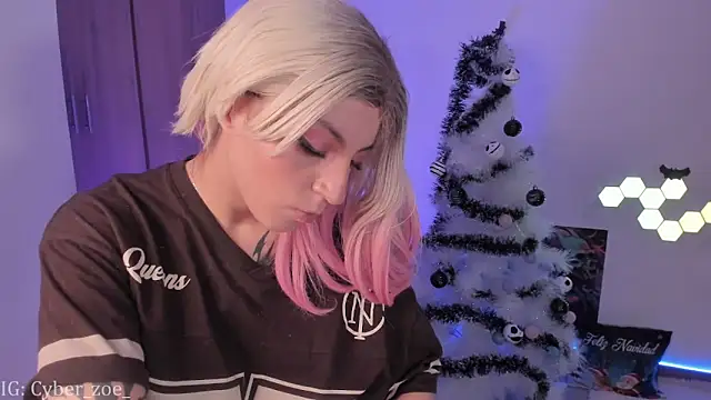 cyberzoe online show from December 1, 2025, 7:52 pm