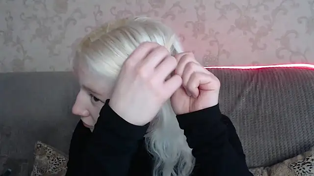 Snapshot of EnigmaSee chatting on May 6, 2026, 10:09 am EnigmaSee online show from May 6, 2026, 10:09 am