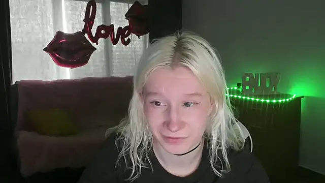Snapshot of EnigmaSee chatting on May 20, 2026, 10:10 am EnigmaSee online show from May 20, 2026, 10:10 am