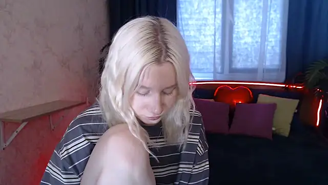 Snapshot of EnigmaSee chatting on May 25, 2026, 12:22 pm EnigmaSee online show from May 25, 2026, 12:22 pm