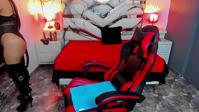 KateTompson  online show from October 31, 2025, 1:12 pm