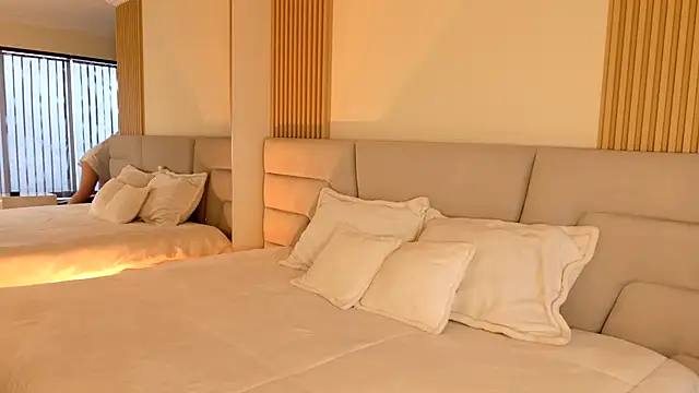 Zoe Benson online show from November 18, 2025, 1:04 pm